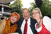 Wirtin Antje Scheider (re.) mit Franz Schnelldorfer (Foto: Martin Schmitz)